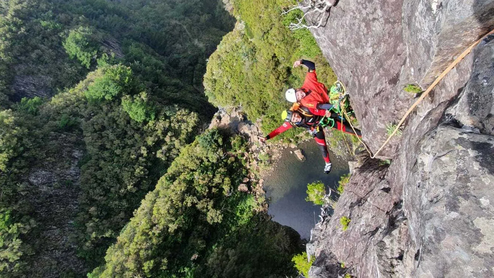 Abseilen in einer grünen Schlucht auf Madeira