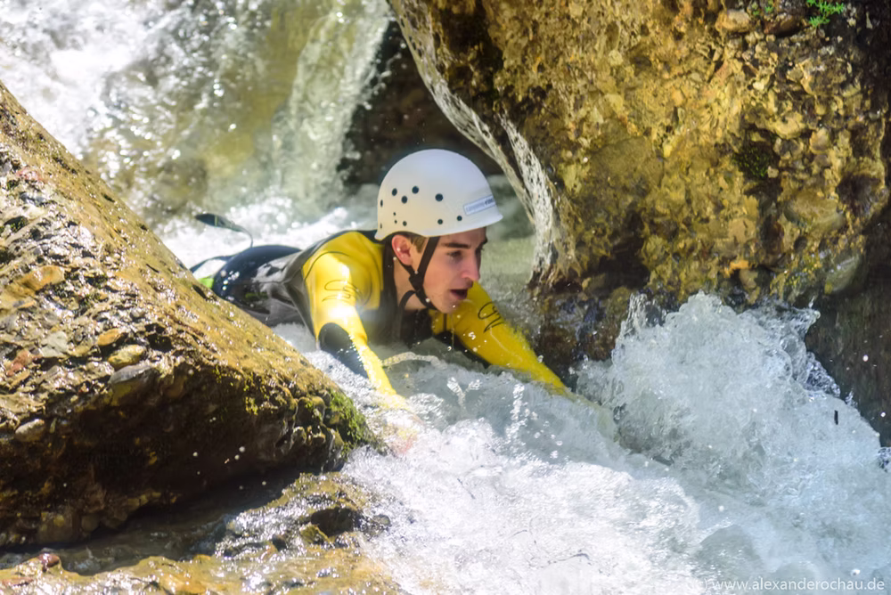 Kinder und Eltern beim Canyoning im Allgäu