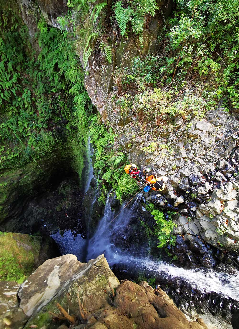 Canyoning Camp Madeira mit Abseilstelle im grünen Canyon