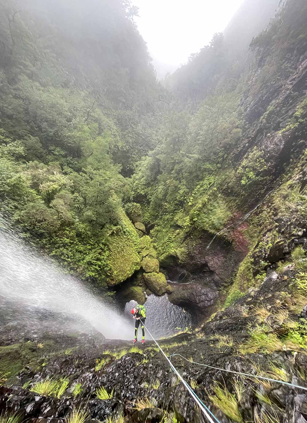 Abseilen beim Canyoning auf Madeira