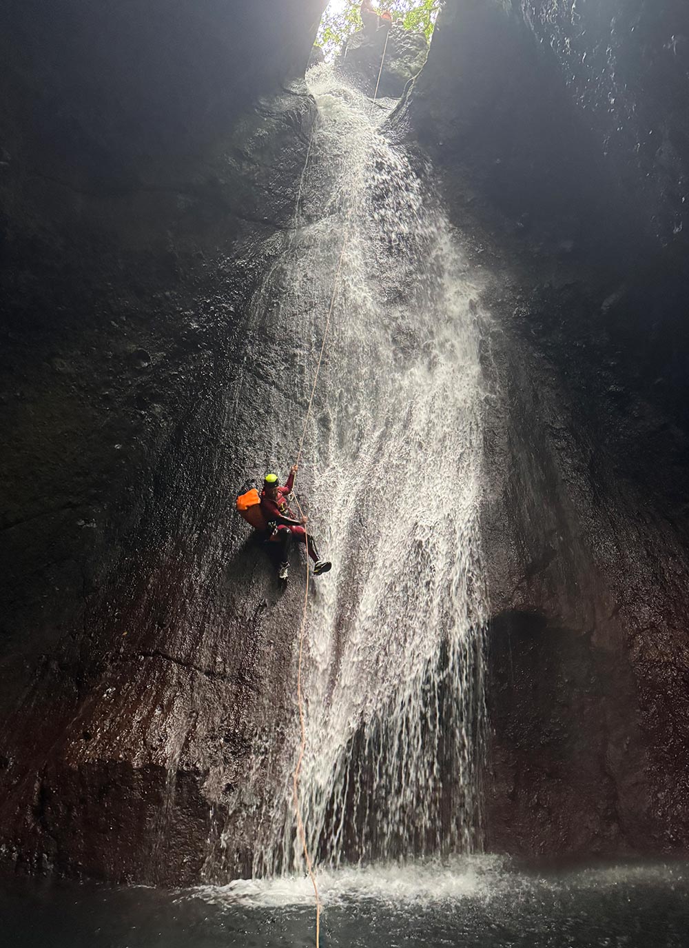 Canyoning Abseilen auf Madeira in Vulkanlandschaft