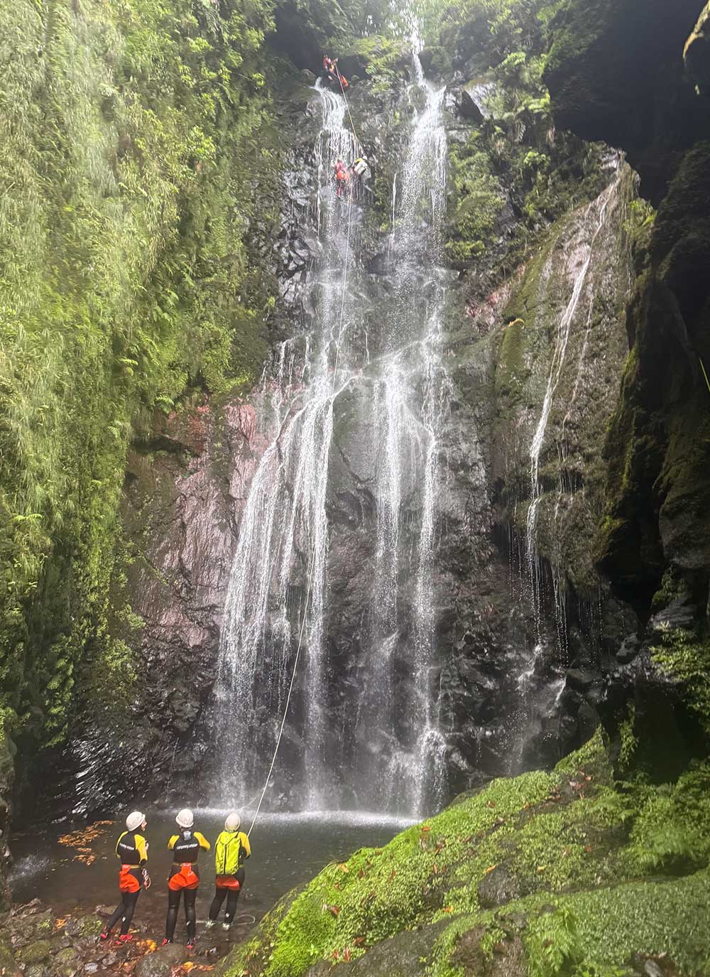 Canyoning Tour auf Madeira mit Felswand und Wasserlauf