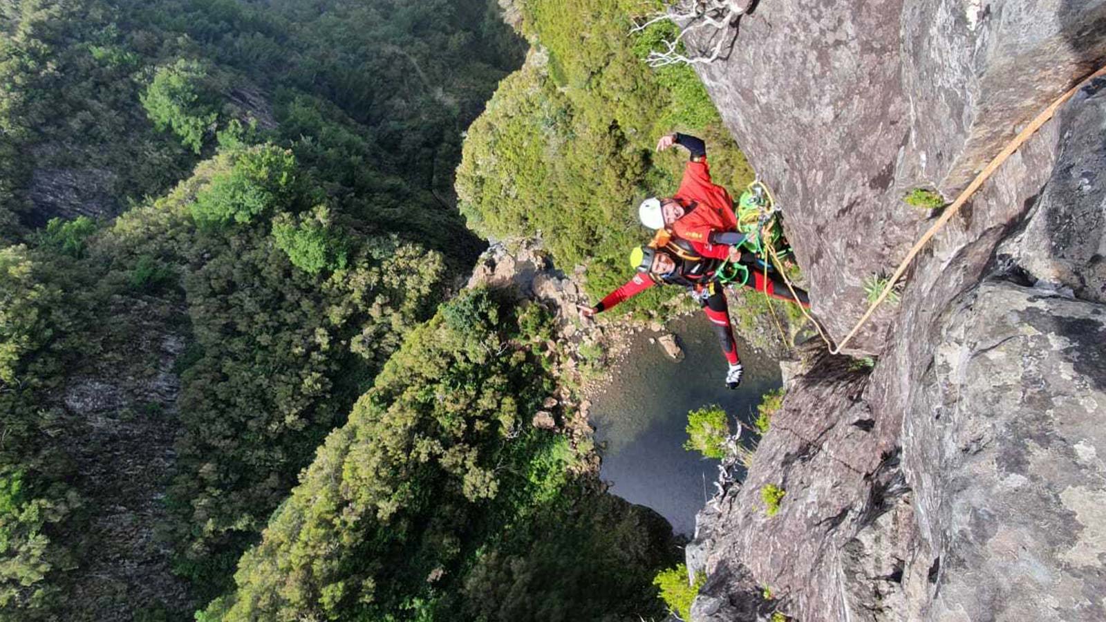 Canyoning Camp Madeira 2026 mit Abseilen in grüner Schlucht