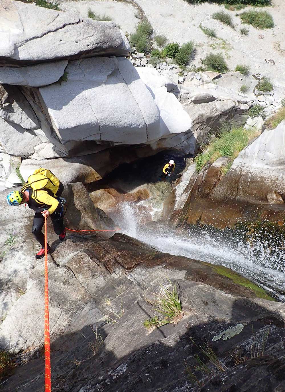 Canyoning Tour im Tessin mit Abseilstelle und Granitfels