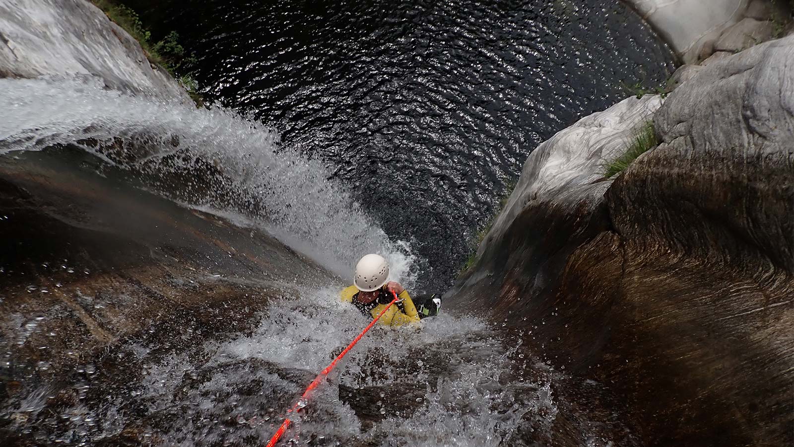 Canyoning Camp Tessin 2026 in Cresciano mit Rutsche in Granitschlucht