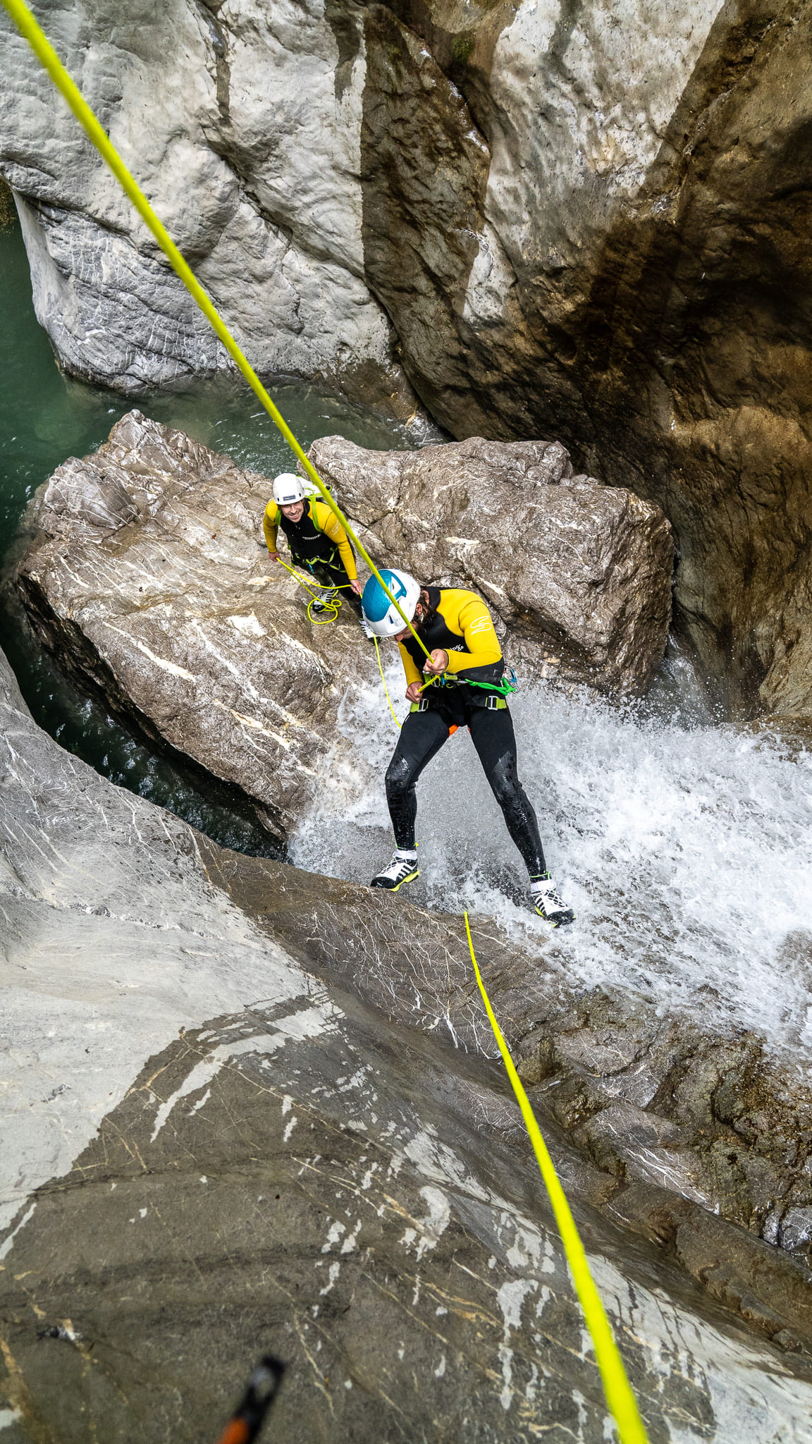 Abseilen bei der Kobelache Canyoning Tour