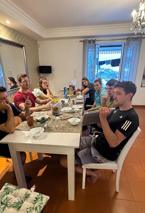 Besprechung der geplanten Canyoning-Touren im Camp