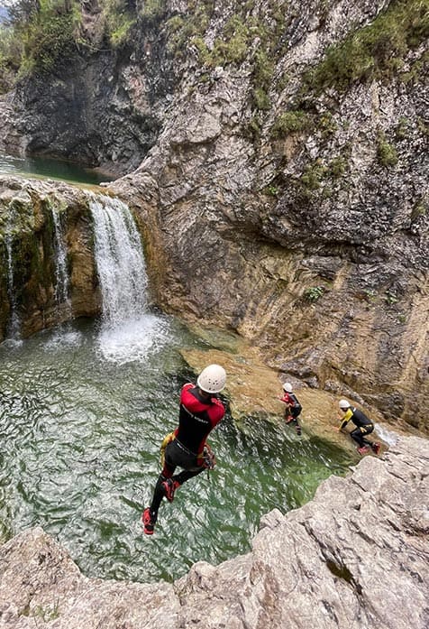 Freiwilliger Sprung bei der Plansee-Canyoning-Tour
