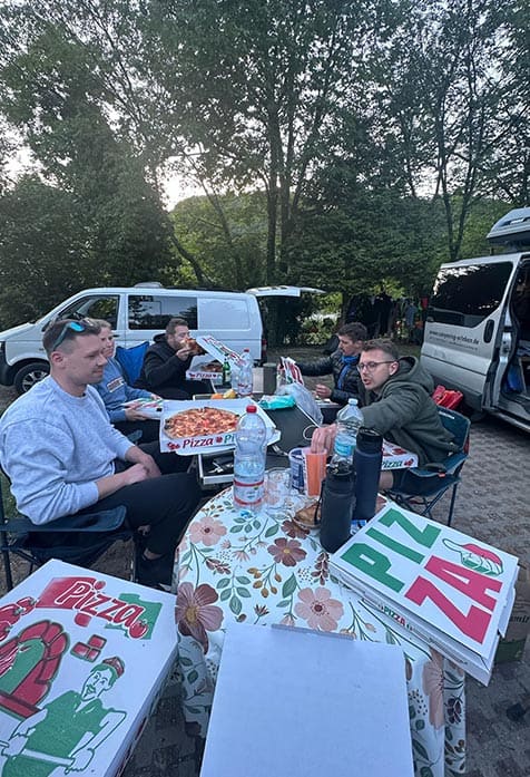 Gemeinsames Pizzaessen im Friaul Camp