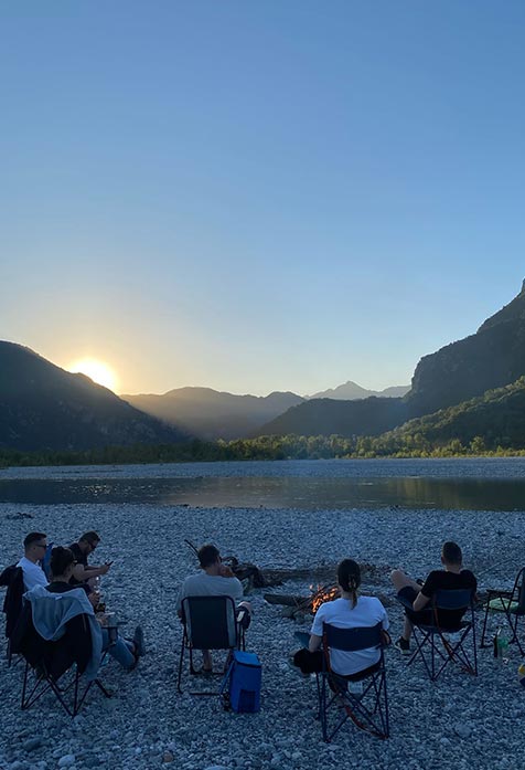 Sonnenuntergang am Lagerfeuer im Friaul Camp