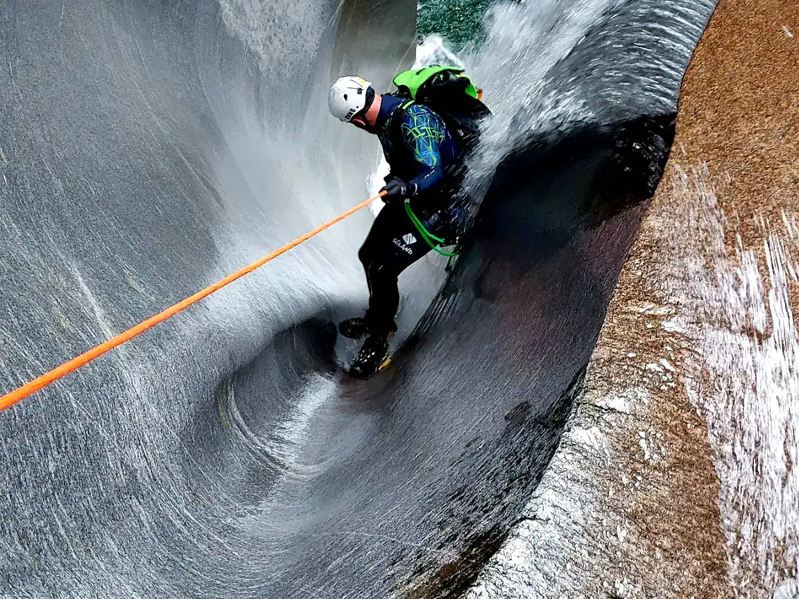 Teilnehmer beim aktiven Abseilen im Canyon