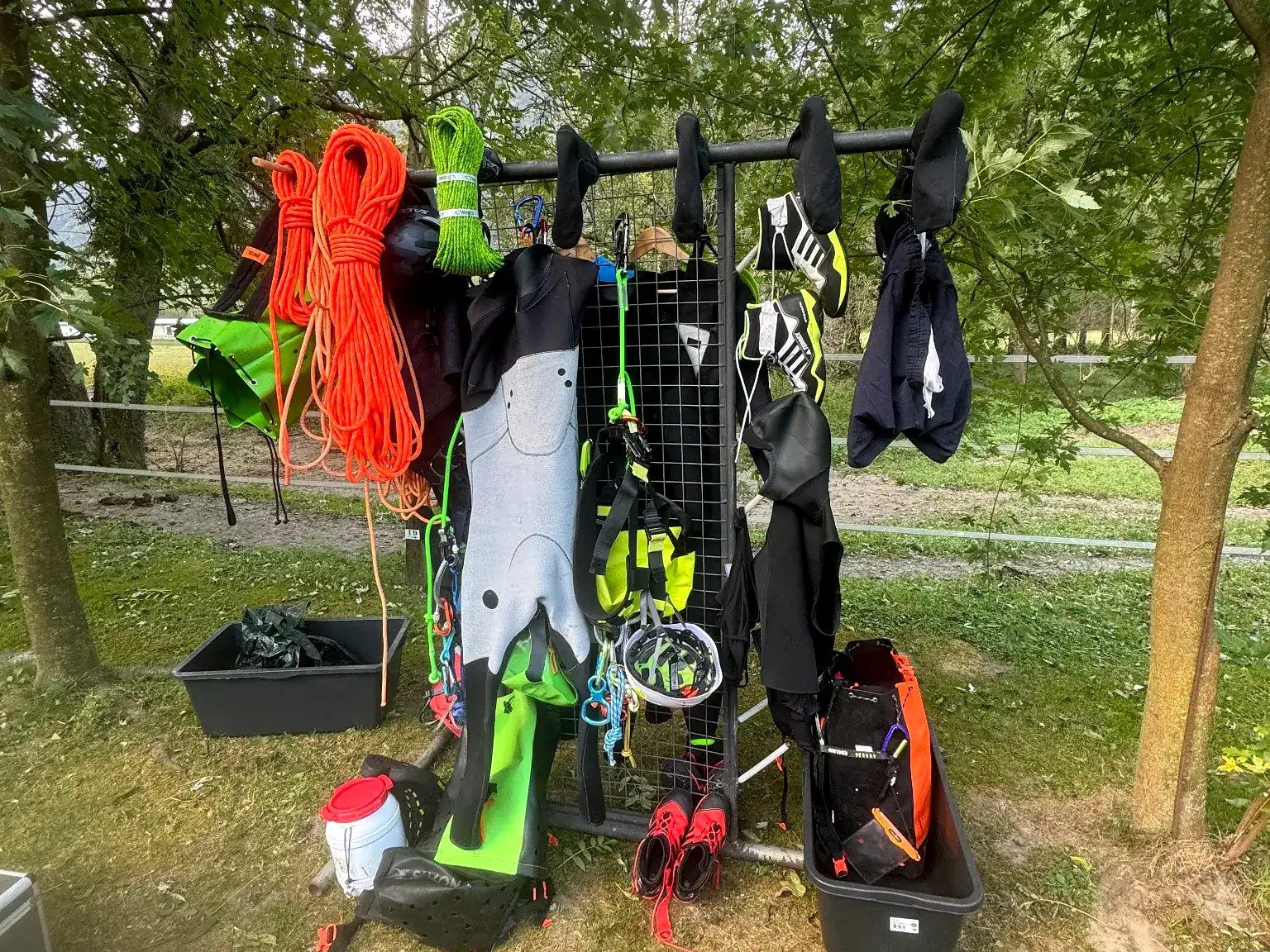 Canyoning-Ausrüstung trocknet am Campingplatz