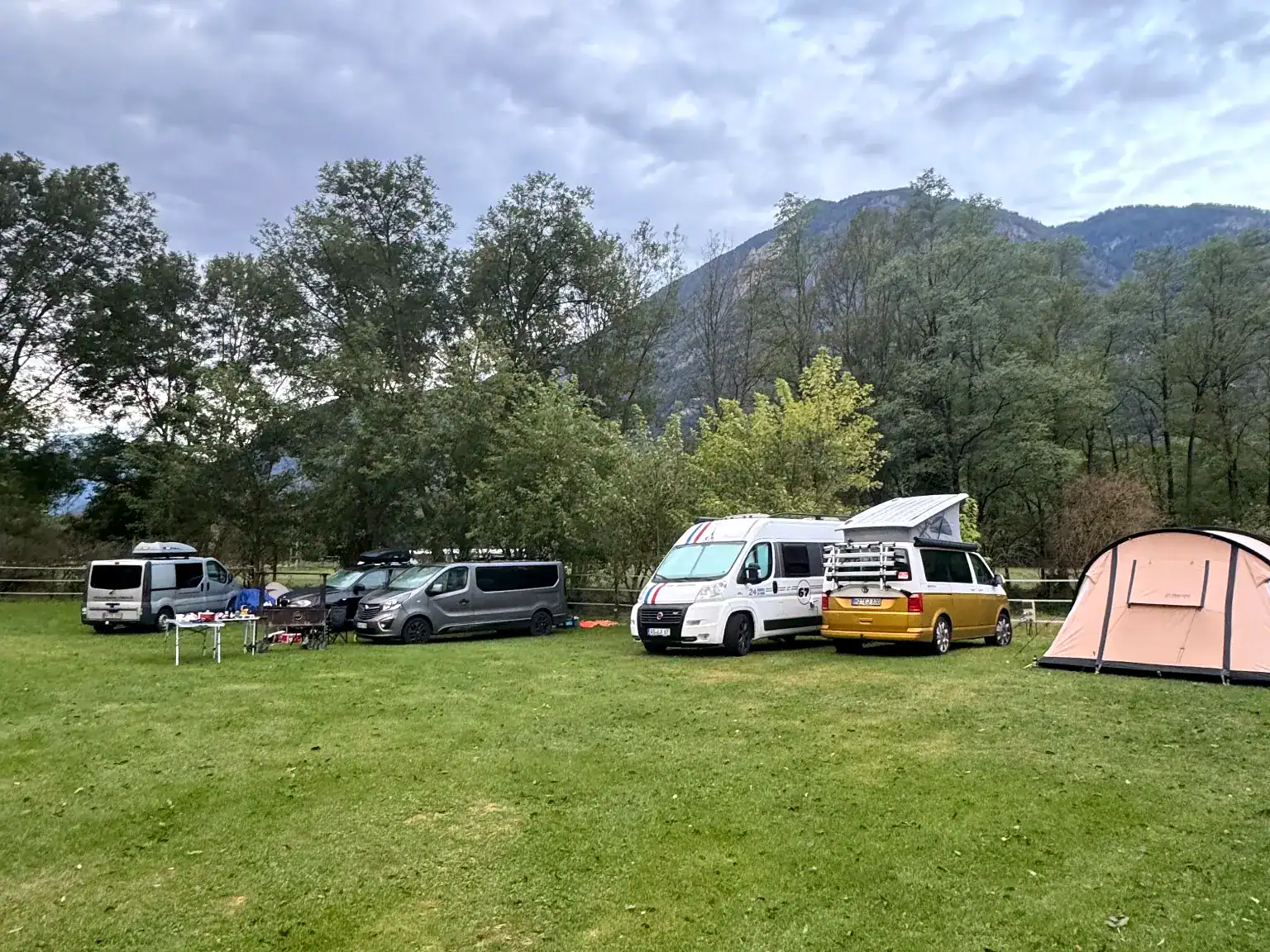 Campingplatz mit Zelten und Vans in Cresciano