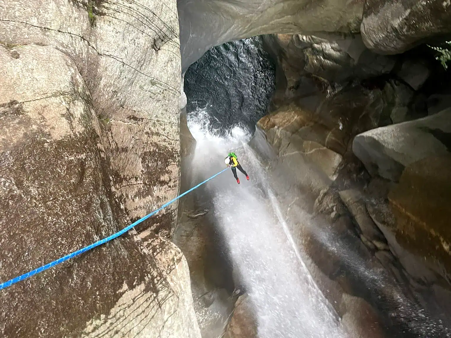 Großer Abseiler in einer Tessiner Granitschlucht